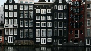 探秘中国创作者如何通过Facebook连接巴林品牌，精准推广必买商品，实现海外市场精准曝光与转化。