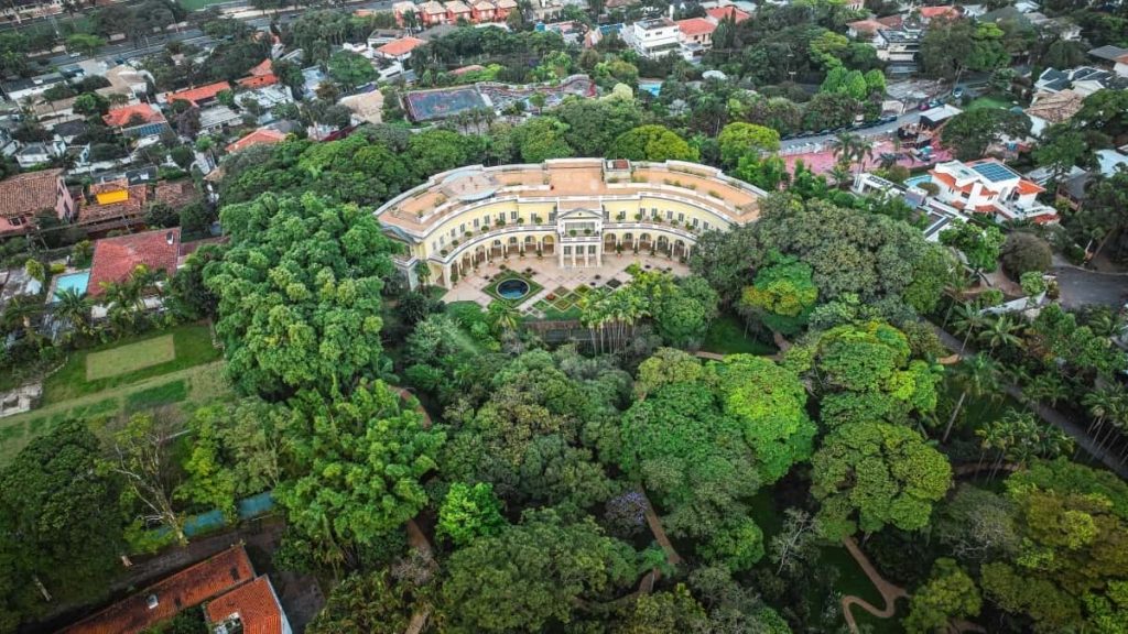 面向中国广告主，教你如何在哥斯达黎加通过LinkedIn找到适合做专辑反应（reaction）营销的创作者、筛选标准与执行落地流程。