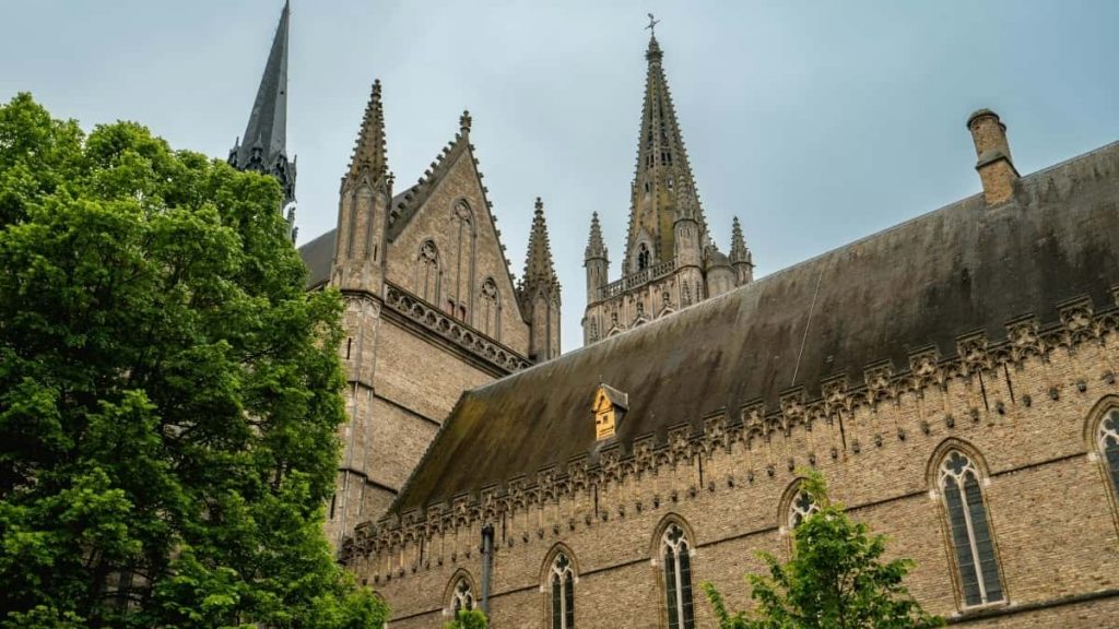 面向中国广告主：实战方法、渠道比较、合作流程与风险提示，教你在美国找到合适的Takatak本地创作者来做城市向导内容。