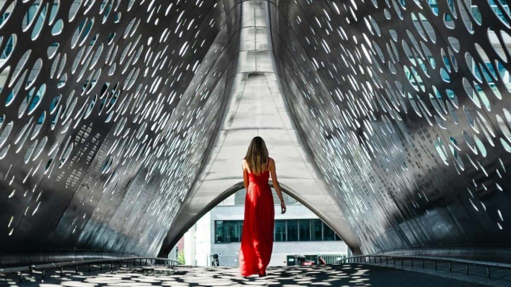 面向中国广告主，实操性指南：如何在印尼Lazada生态内找到优质UGC创作者、放大旅行装备曝光，并利用活动节点与本地化策略提高转化。