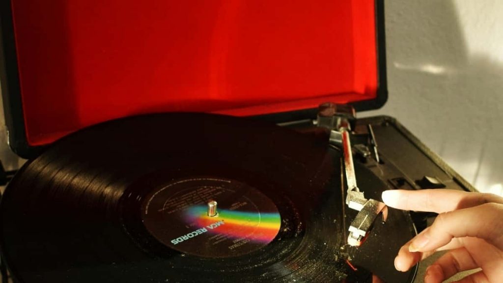 面向中国创作者：如何用Spotify触达黎巴嫩品牌，为新品发布造势，包含策略、执行步骤与落地话术。