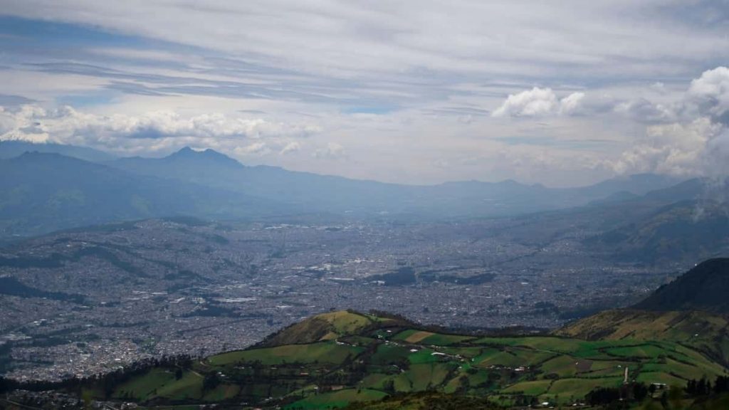 本文为中国创作者写的落地指南，教你在LinkedIn上找到并成功邀约尼日利亚品牌做线上直播/品牌演示，含信息来源、话术模板、渠道矩阵与合规提醒。