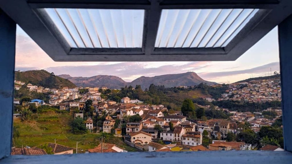 面向中国创作者，教你如何有效接触瑞士品牌（含独立制表等）并借助HBO Max风格呈现时尚lookbook，含操作步骤、沟通话术、渠道与内容策略。