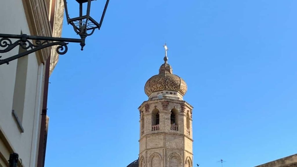 面向中国广告主，实操教你如何快速找到马来西亚小红书健身创作者并策划创作者主导的挑战赛，结合小红书＋大众点评打法与跨境流量思路。