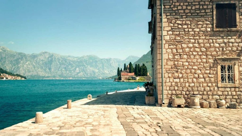 面向在中国的创作者：实操路径、沟通话术、合作产品和变现模式，教你用KakaoTalk切入加拿大品牌营销机会。