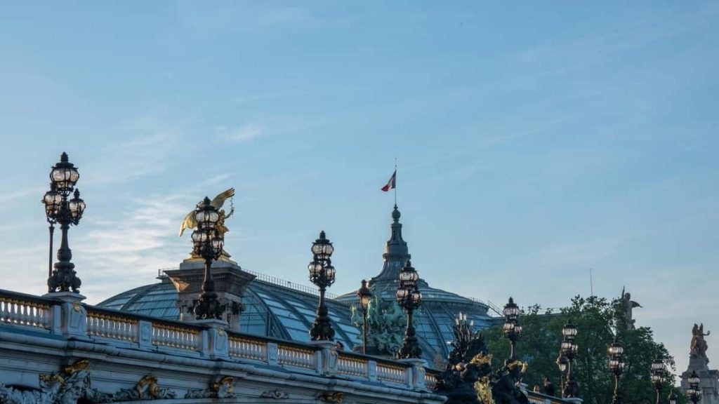 为在中国投放在线教育平台的广告主，解释为什么直接在 Lazada 找土耳其创作者有难度，并给出可执行的替代策略与落地步骤。