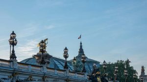 为在中国投放在线教育平台的广告主，解释为什么直接在 Lazada 找土耳其创作者有难度，并给出可执行的替代策略与落地步骤。