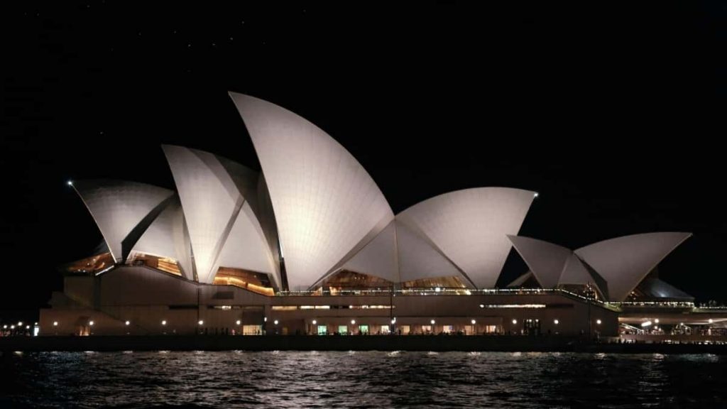 面向中国创作者：在Roposo上接触老挝本土品牌并高效制作“必买/必看”商品清单的实战攻略与流程。